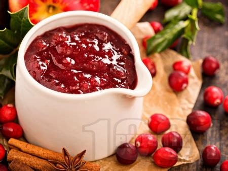 Сос от червени боровинки за десерти (палачинки, гофрети, бухти)
