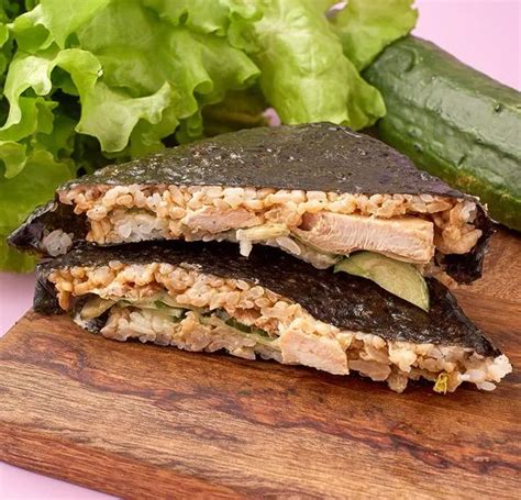 Заказать Суши сендвич с курицей и оригинальным соусом с бесплатной ...
