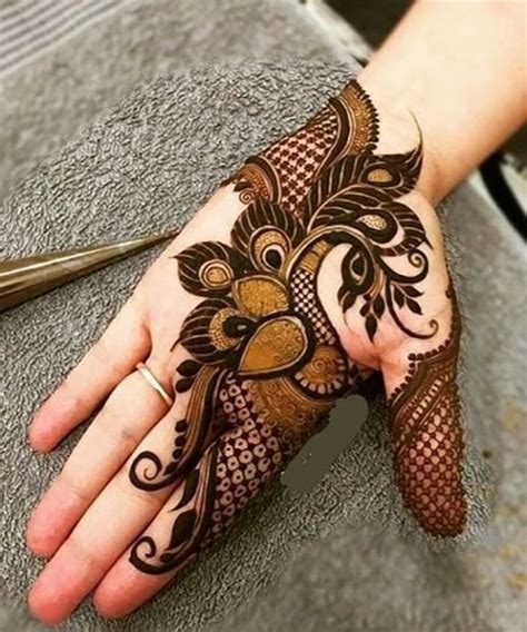 Feathered Beauty: Intricate Peacock Mehendi Patterns - TailoringinHindi