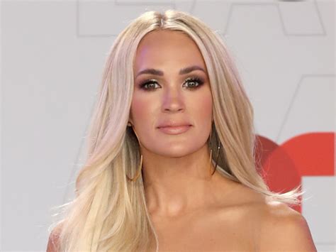 carrie underwood drastically changed  hair color