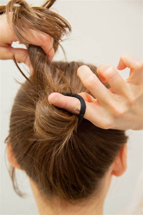 【簡単】ゴム1本＆クリップで！「お団子」＆「アップヘア」3選【ヘアアレンジ基本のき】 | 美的.com