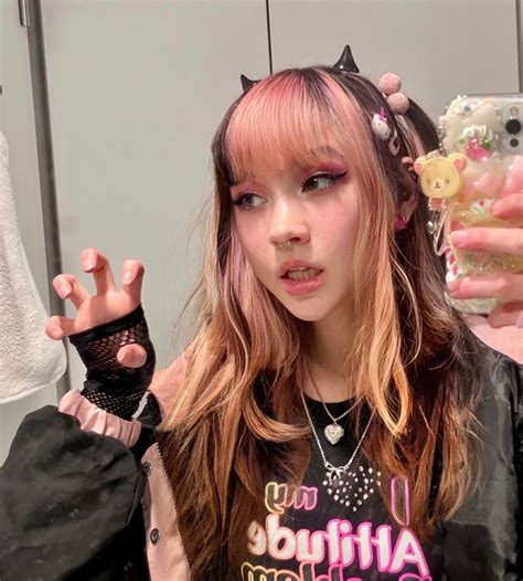 สาวนักคอสเพลย์โพสต์โปรโมทเซตภาพแบบ 18+ บน OnlyFans ถูกวิจารณ์เป็นเด็ก