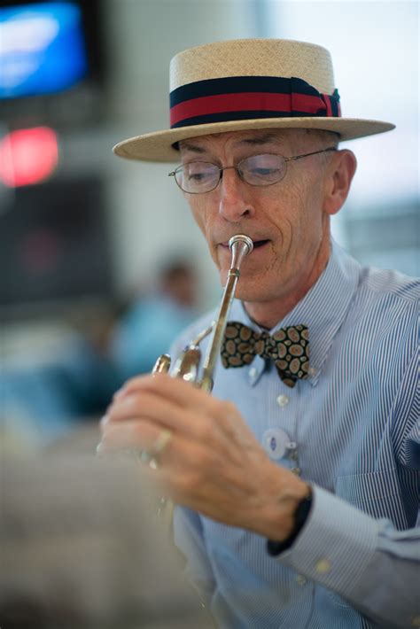 A ‘simple gift’ of music lifts travelers’ spirits at Reagan National