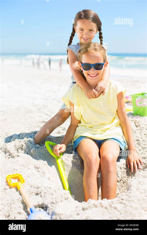 Las niñas jugando en la arena en la playa Foto & Imagen De Stock ...