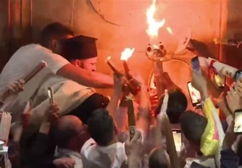 Благодатный огонь сошел в храме Гроба Господня в Иерусалиме - История ...