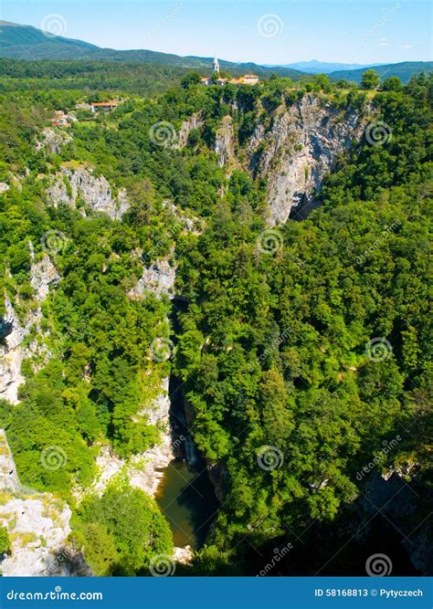 Garganta Profunda De Reka River En Las Cuevas De Skocjan Imagen de