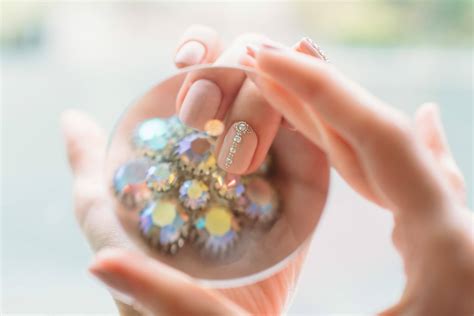 Artificial Nails 101: Acrylic, Gel and Silk