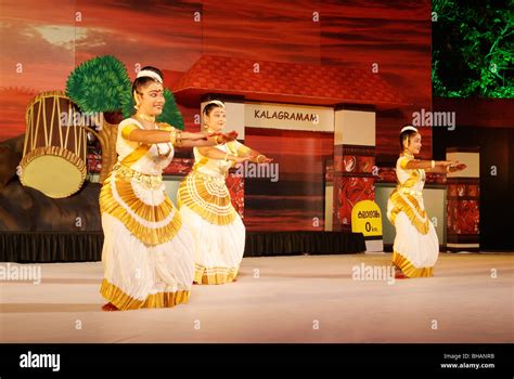 Mohiniyattam hi-res stock photography and images - Alamy
