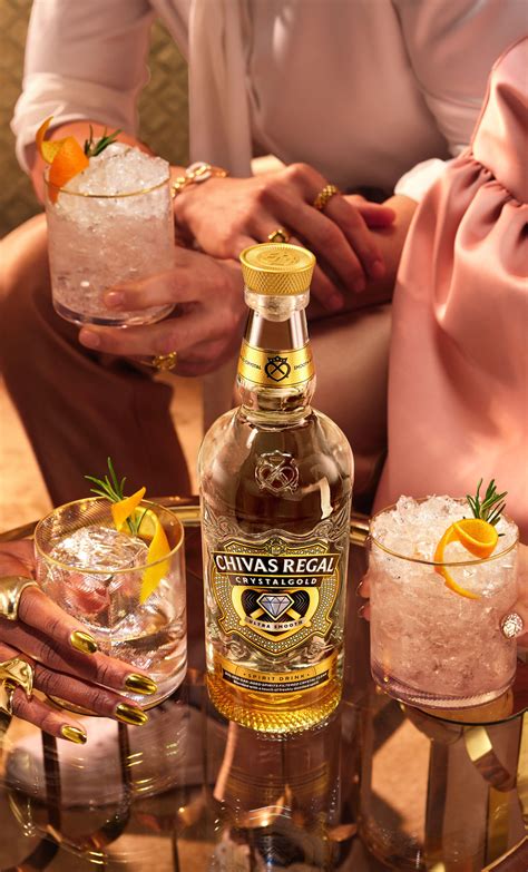 『シーバスリーガル Crystalgold』オーク樽で熟成された黄金色のウイスキーを濾過し、非常に滑らかな味わいと卓越した品質、無色透明な外観