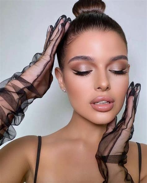 Pin by Аня Брызгина on Позы для моделей in 2024 | Photoshoot makeup ...