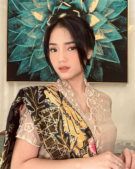 Fuji Pakai Kebaya di Tedak Siten Ameena