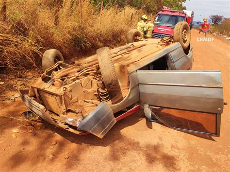 Carro Para Estrada De Chão - Carro capota em estrada de chão no Gama - ACORDA DF