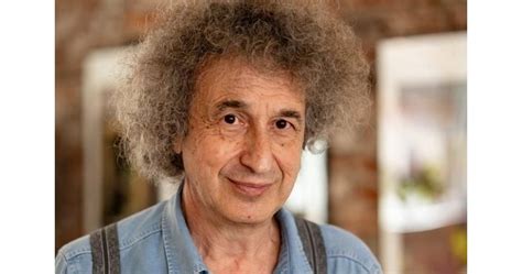 Д-р Валентин Симеонов: Дори ако купуваш много дрехи, помагаш за ...