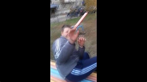 Алкаш напал на школьников. - YouTube