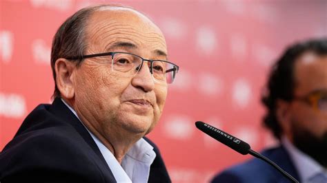 Президентът на Севиля получи играчка-самолет заради завръщането на ...