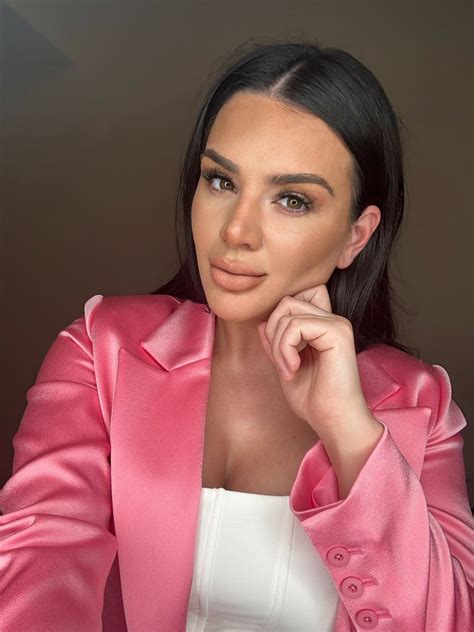 Sarah VandeKka's Journey: From Obscurity To Global Icon Status Image 3