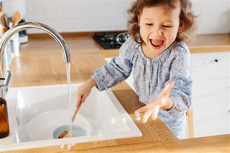 Роспотребнадзор порекомендовал детям мыть руки в танце | FindMyKids Blog