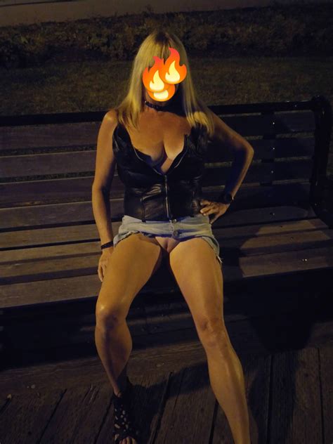 She loves showing off in public : r/Exhibitionistfun