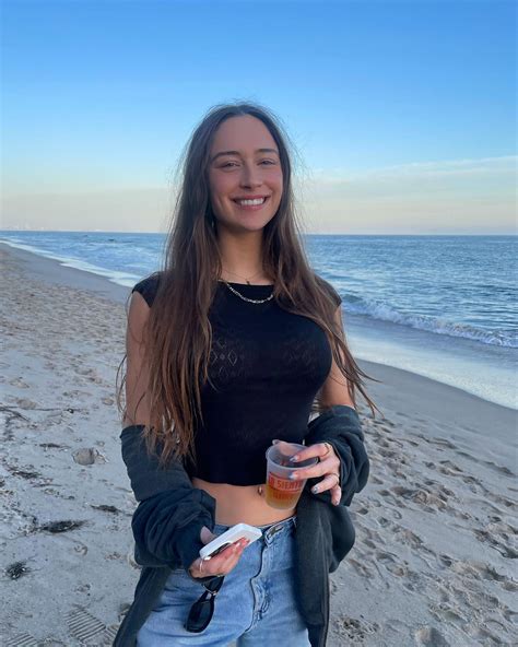 Malibu Beauty - IG April 2023 : r/ElsieHewitt