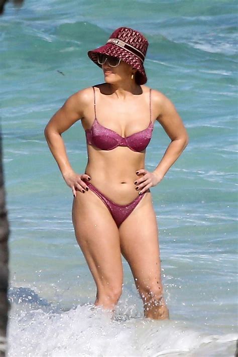 Jennifer Lopez montre sa silhouette incroyable dans un bikini rose