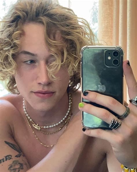 can guys wear pearl earrings - Rusty Samples