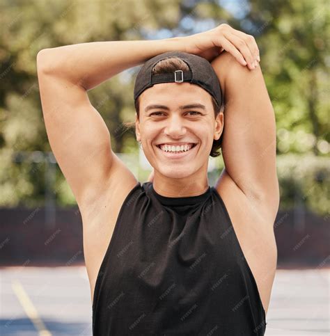 Deportes de fitness y estiramientos con el hombre en la cancha de