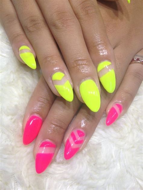Neonowe paznokcie – manicure na lato