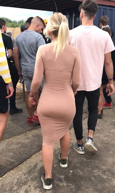 Hermosa mujer culona con vestido entallado | Mujeres bellas en la calle