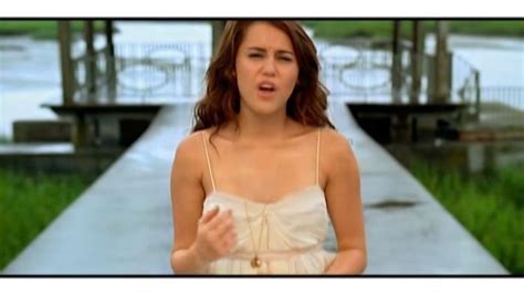Arti Lirik Lagu When I Look at You - Miley Cyrus, Viral di TikTok ...