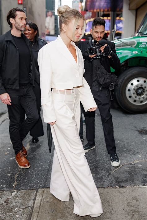 Sydney Sweeney Drew Barrymore Show Cleavage Tease - Hot Celebs Home