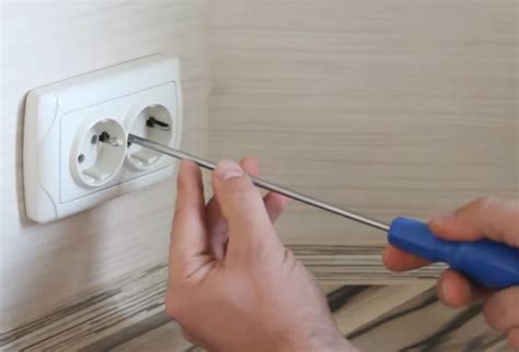 Как самостоятельно починить выпадающую розетку