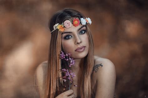 Фото Девушка с цветком в руке и венке на голове, by Alessandro Di Cicco