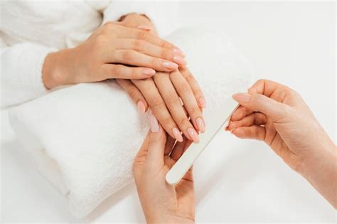 Здоровый красивый маникюр и мастер маникюра с пилкой | Бесплатно Фото