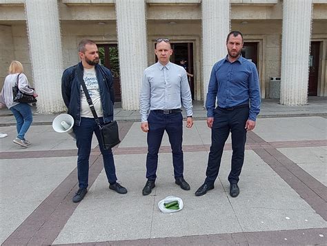 Протест пред Община Бургас