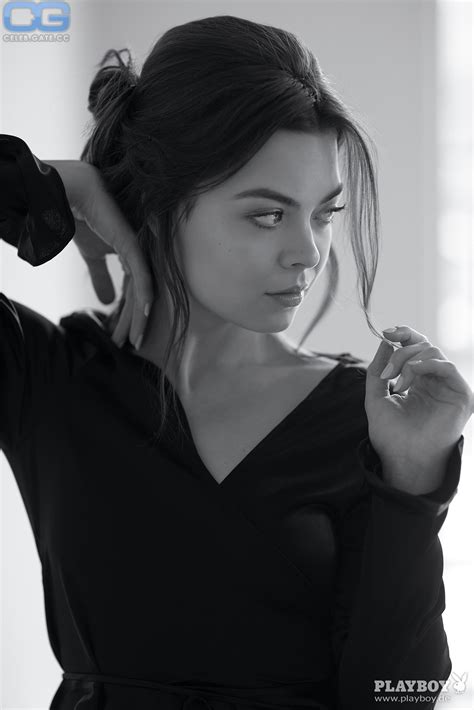 Scarlett Byrne nackt, Nacktbilder, Playboy, Nacktfotos, Fakes, Oben Ohne