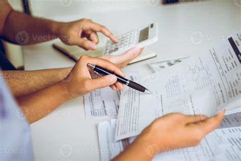 dois casais asiáticos e homens e mulheres estão juntos analisando