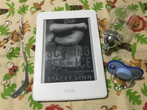 Resenha (Review): Scoring Off The Ice – Stacey Lynn. – AVIDEZ LITERÁRIA