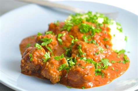 Kødboller i tomatsauce med mos - en ret der er perfekt til to dage