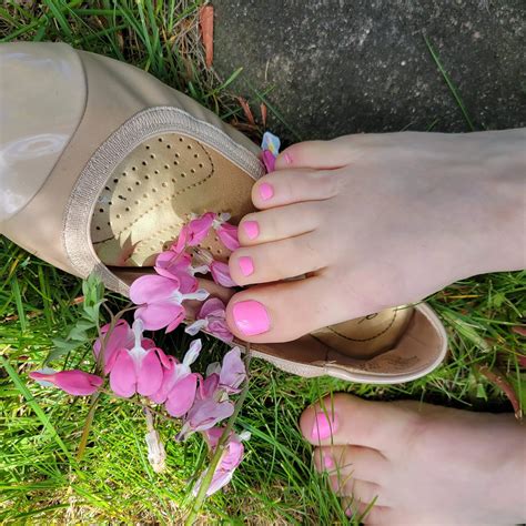 My feet👠smell pretty🌹 | Scrolller