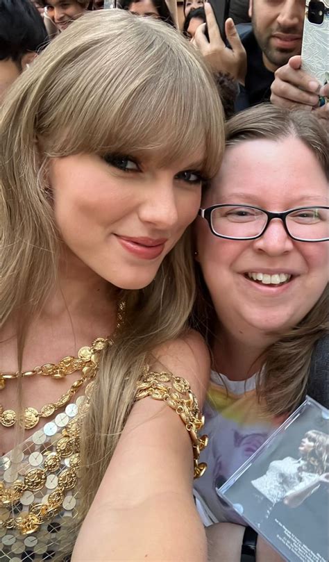 Taylor Swift taking selfies with fans at the Tiff 22. - 09/09/22 ...