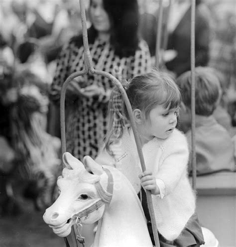 DDR-Bildarchiv: Berlin - Ein kleines Mädchen auf einem Karussellpferd ...