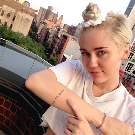 Fotos: Miley Cyrus hat zwei neue Tattoos und wir haben alle Details ...