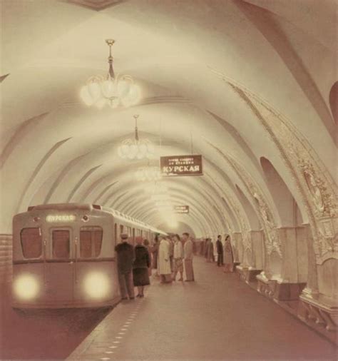 Фото "Станция метро «Таганская» кольцевая. Поезд на перроне", 1951 год ...