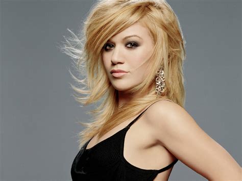 Biography And Photos: Kelly Clarkson