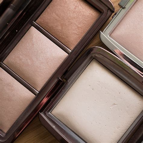 HOURGLASS Ambient Lighting Finishing Powder