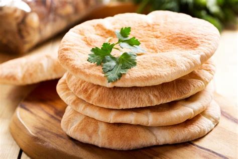 Pita vs. Naan: Taste, Uses, Ingredients, and More