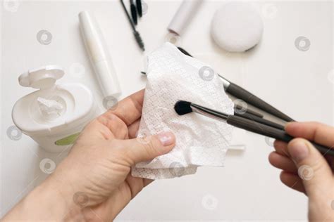 Чистите кисточки для макияжа специальной дезинфицирующей салфеткой ...