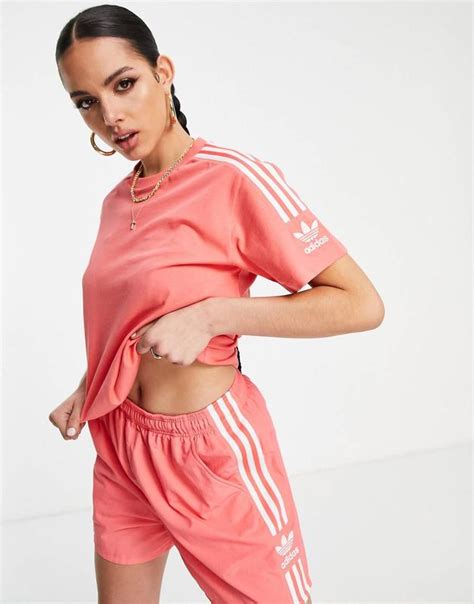 Женская футболка adidas originals — ціна 400 грн у каталозі Футболки ...
