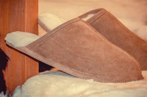 The Best Slippers For Wide Feet (4 Options For Men & Women)