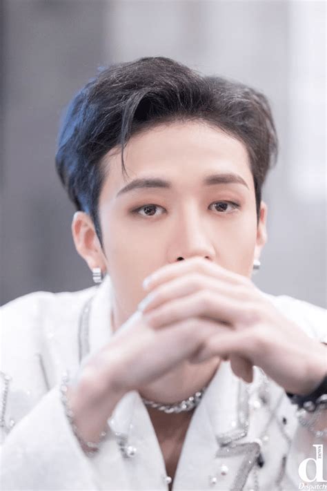 Бан Чан из Stray Kids приносит извинения за комментарии, сделанные во ...